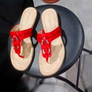 Bandolino thong sandals